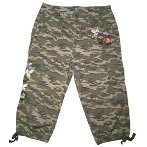 Camo Embroidered - St. John's Bay - Cotton Capri Pants - Size 8